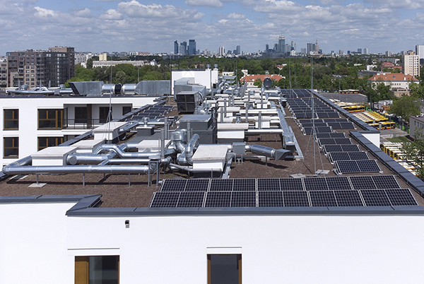 Panele fotowoltaiczne na dachu inwestycji Pozytywny Mokotów. Fot. Yareal. Panele fotowoltaiczne na dachu inwestycji Pozytywny Mokotów. Fot. Yareal.