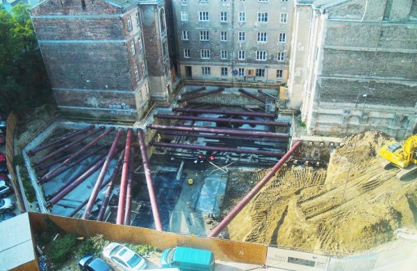 System rozpór stalowych chroniących fundamenty kamienicy przy Koszykowej 49A, fot. Totalbud System rozpór stalowych chroniących fundamenty kamienicy przy Koszykowej 49A, fot. Totalbud