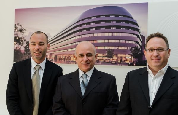 Od lewej: Ron Ben Shahar - inwestor OVO Wrocław, Shuckie Ovadiah - dyrektor projektu, Asaf Gottesman - architekt koncepcyjny. Od lewej: Ron Ben Shahar - inwestor OVO Wrocław, Shuckie Ovadiah - dyrektor projektu, Asaf Gottesman - architekt koncepcyjny. Fot. materiały inwestora