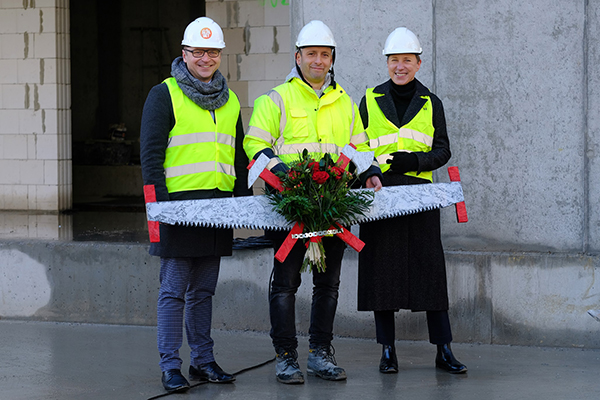 Wiecha Blanco – od lewej Jakub Skiba, prezes Alfa-Bet Polska, Andrzej Michałowski – kierownik budowy Blanco, Katarzyna Unold – dyrektorka zarządzająca Acciona. Wiecha Blanco – od lewej Jakub Skiba, prezes Alfa-Bet Polska, Andrzej Michałowski – kierownik budowy Blanco, Katarzyna Unold – dyrektorka zarządzająca Acciona.