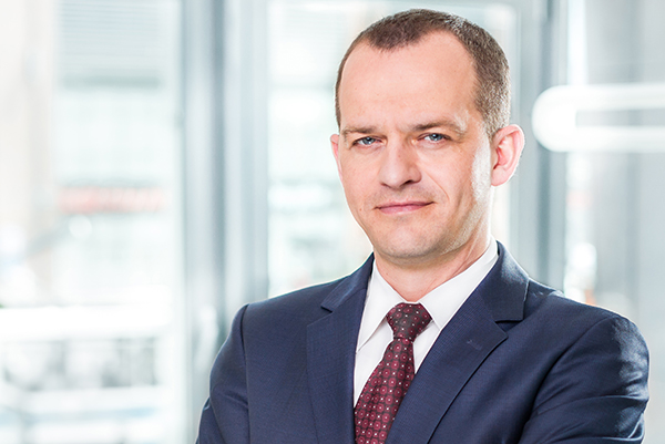 – Z nadzieją patrzymy na bieżący rok, spodziewając się poprawy wyników sprzedaży i efektywności spółki – mówi Bartosz Kuźniar, prezes Lokum Deweloper. – Z nadzieją patrzymy na bieżący rok, spodziewając się poprawy wyników sprzedaży i efektywności spółki – mówi Bartosz Kuźniar, prezes Lokum Deweloper.