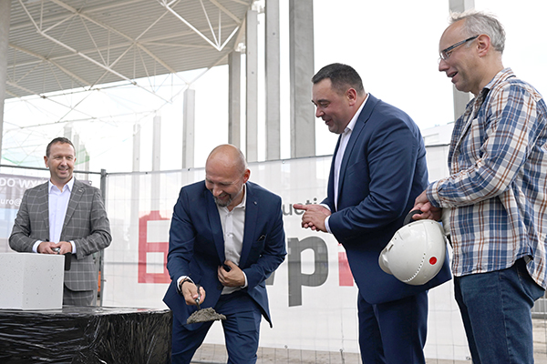 Uroczyste podpisanie aktu erekcyjnego i wmurowanie kamienia węgielnego, na terenie budowy Chylonia Business Park, z udziałem WRI Investment oraz WPIP Construction