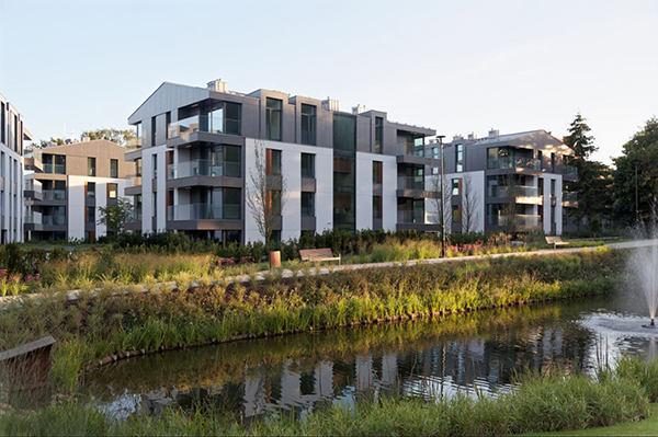 Osiedle powstało w sąsiedztwie odtworzonych dwóch stawów rybnych. Osiedle powstało w sąsiedztwie odtworzonych dwóch stawów rybnych.