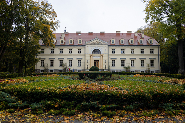 Modernizacją i rozbudową historycznego folwarku w Przelewicach zajmie się firma Expert. Modernizacją i rozbudową historycznego folwarku w Przelewicach zajmie się firma Expert.