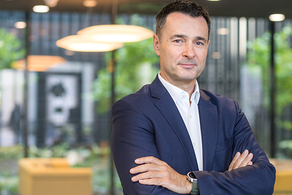 W I półroczu 2024 r. za ponad 300 mln zł powiększyliśmy bank ziemi o 3200 mieszkań – mówi Andrzej Oślizło, prezes Develii. W I półroczu 2024 r. za ponad 300 mln zł powiększyliśmy bank ziemi o 3200 mieszkań – mówi Andrzej Oślizło, prezes Develii.