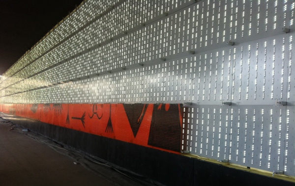 Afrykarium z fasadą wykonaną z DuPont Corian, mozaika wykonana ze szkła z pieca szklarskiego, podświetlona tysiącami diod LED, połączona jest z cokołem i ścianami z materiału Corian. Projekt i zdjęcie: ArC2 Fabryka Projektowa. Afrykarium z fasadą wykonaną z DuPont Corian, mozaika wykonana ze szkła z pieca szklarskiego, podświetlona tysiącami diod LED, połączona jest z cokołem i ścianami z materiału Corian. Projekt i zdjęcie: ArC2 Fabryka Projektowa.