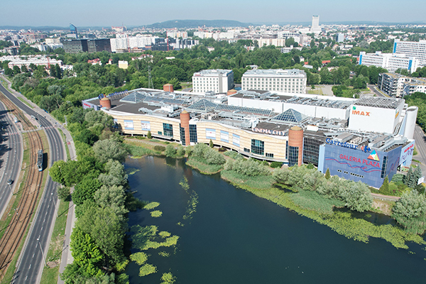 Deweloper Strabag Real Estate przekazał już teren generalnemu wykonawcy – spółce budowlanej Strabag. Deweloper Strabag Real Estate przekazał już teren generalnemu wykonawcy – spółce budowlanej Strabag.
